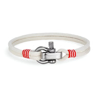 Bracelet cordon blanc avec manille en acier inoxydable et détails rouges sur les attaches.