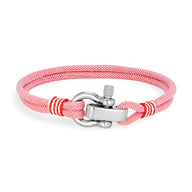 Bracelet cordon rose avec manille en acier inoxydable et détails rouges et blancs.