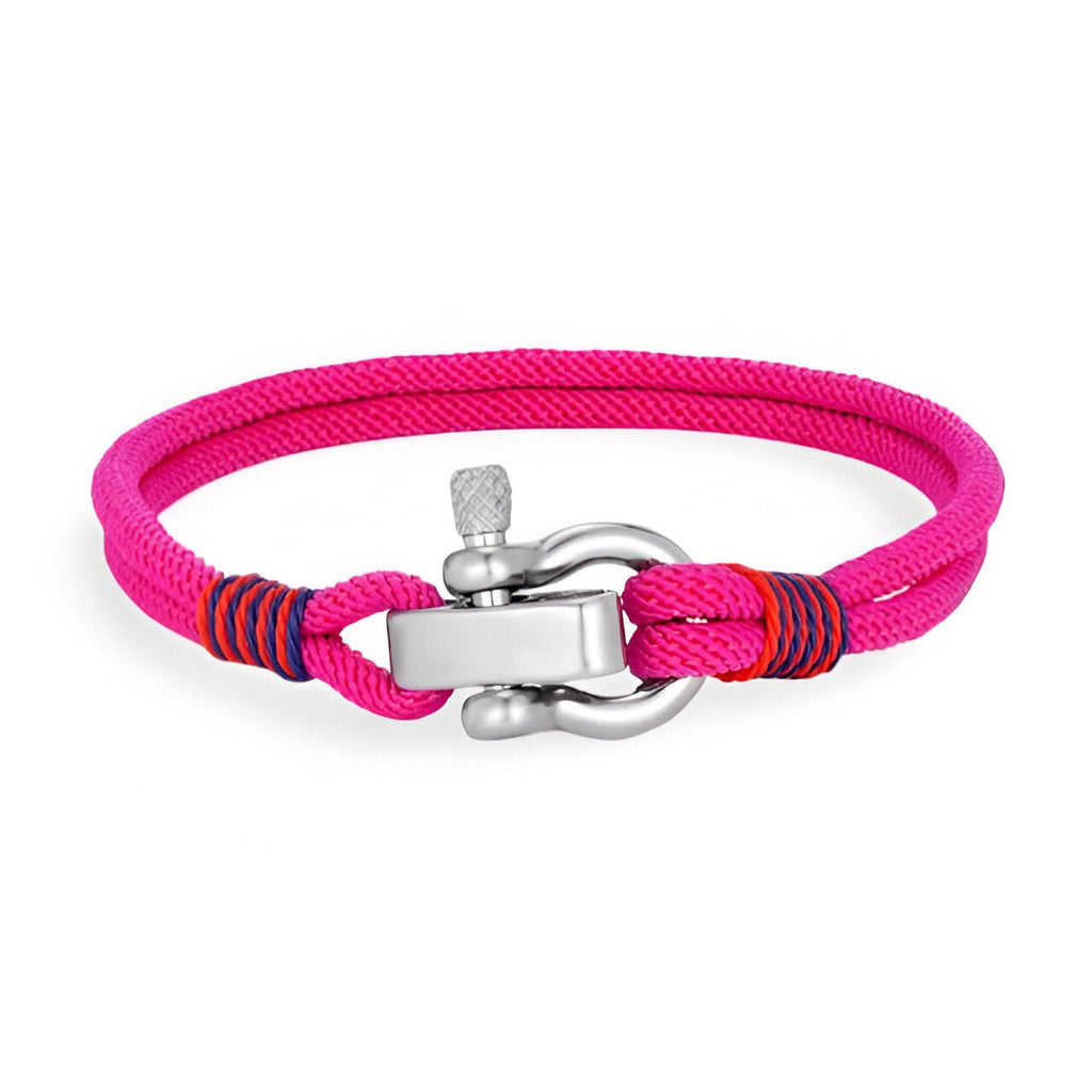 Bracelet cordon fuchsia avec manille en acier inoxydable et détails rouges et noirs.