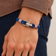 Bracelet cordon bleu électrique avec manille en acier inoxydable et détails rouges et blancs.