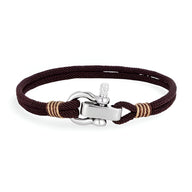 Bracelet cordon bordeaux avec manille en acier inoxydable argenté et détails de cordelettes beige.