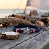 Bracelet cordon bleu électrique avec manille en acier inoxydable et détails rayés rouges et blancs.