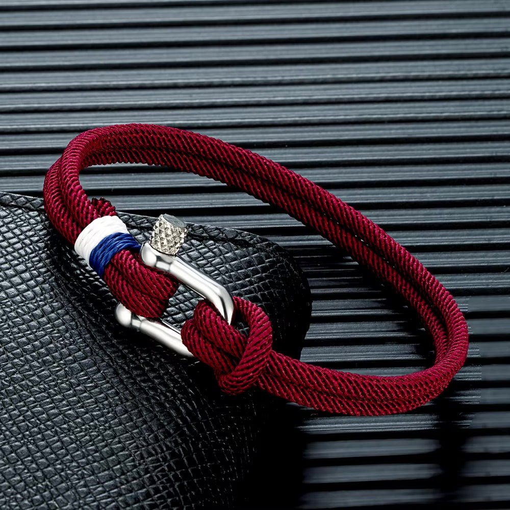 Bracelet cordon rouge bordeaux pour homme avec manille en acier inoxydable et détail tricolore bleu blanc rouge.