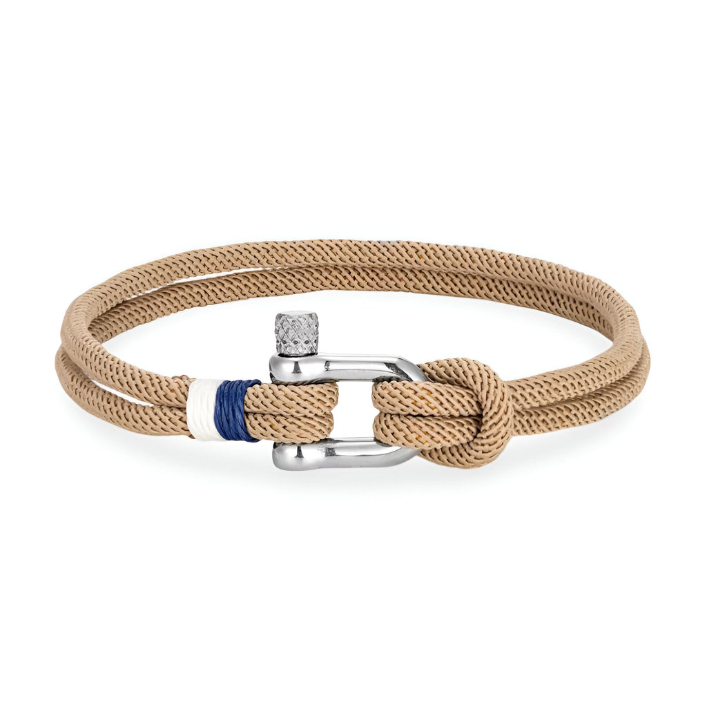 Bracelet cordon beige pour homme avec manille en acier inoxydable et détail de fil bleu.