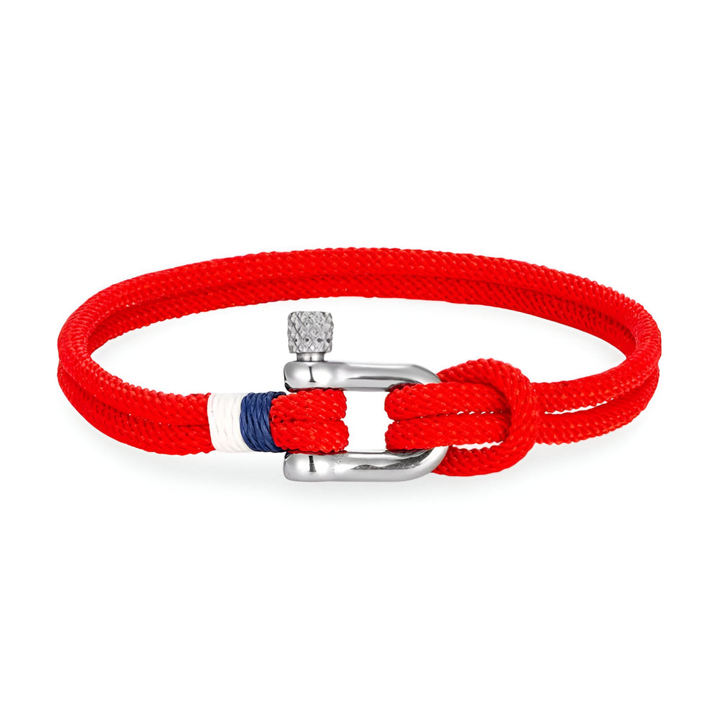 Bracelet cordon rouge avec manille en acier inoxydable et détail bleu marine.