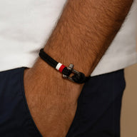 Bracelet cordon noir avec manille en acier inoxydable et détail rouge et blanc homme.