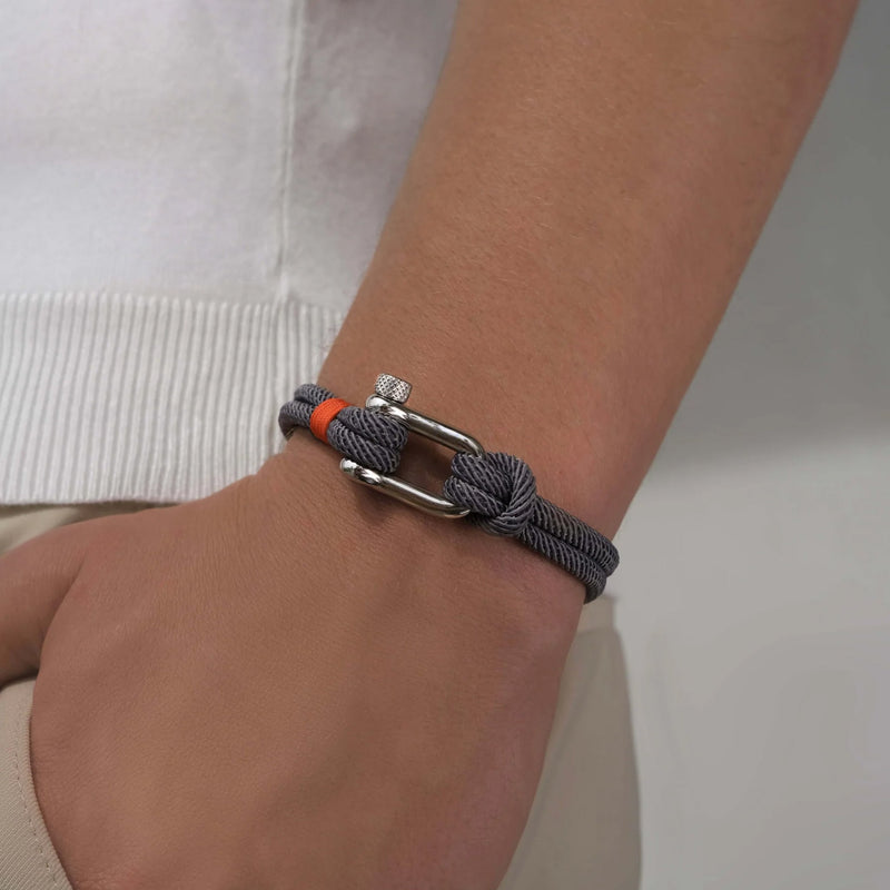 Bracelet cordon gris pour homme avec mousqueton argenté et nœud décoratif.