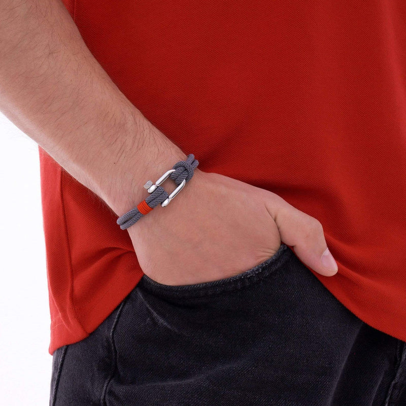 Bracelet cordon gris avec mousqueton argenté, fermoir original, style masculin.