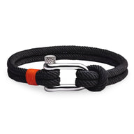 Bracelet cordon noir avec mousqueton argenté et détail orange sur le cordon.
