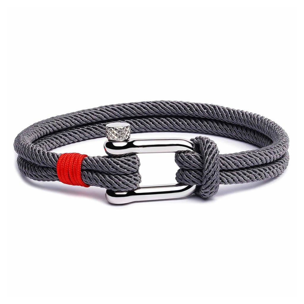 Bracelet cordon gris avec mousqueton argenté et détail de fil rouge élégamment noué.