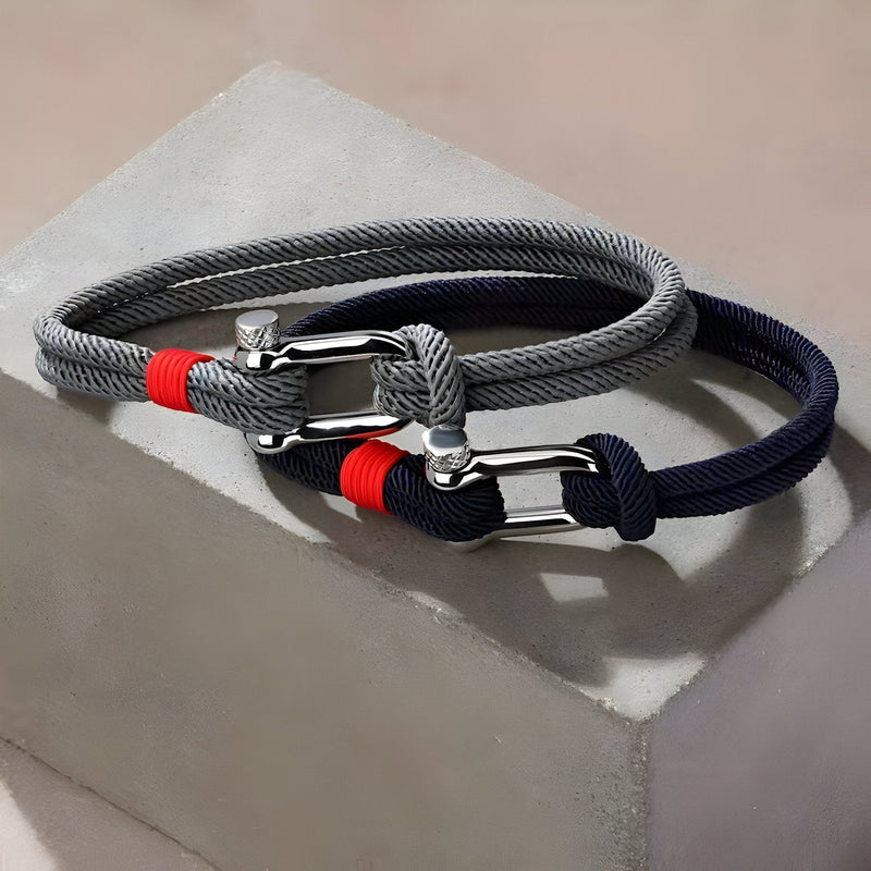 Bracelet cordon homme gris et marine avec mousquetons argentés et détails rouge vif.