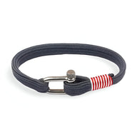 Bracelet cordon marine avec mousqueton argenté et détail rayé rouge et blanc.