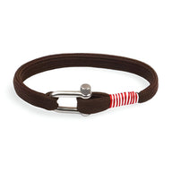 Bracelet cordon marron avec mousqueton argenté et détails de fil rouge et blanc.