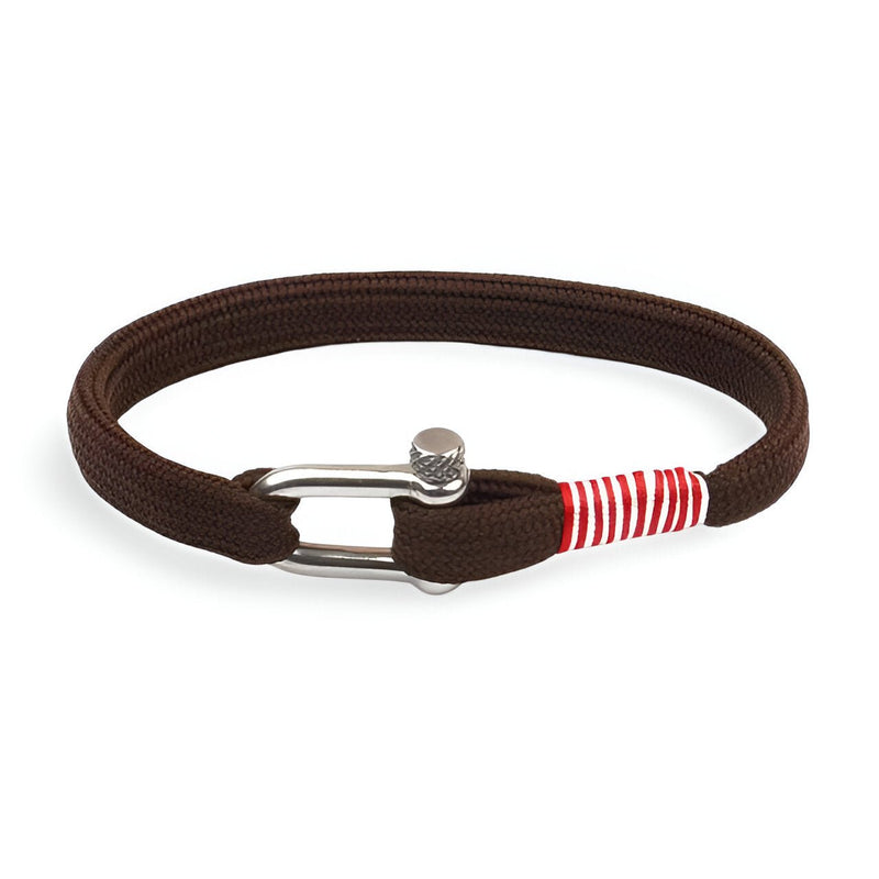 Bracelet cordon marron avec mousqueton argenté et détails de fil rouge et blanc.