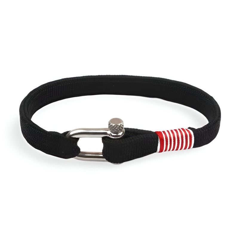 Bracelet cordon noir pour homme avec mousqueton argenté et détail rayé rouge et blanc.