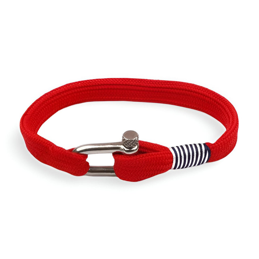 Bracelet cordon rouge avec mousqueton argenté et détail rayé bleu et blanc.
