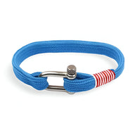 Bracelet cordon bleu marine pour homme avec mousqueton argenté et détail de fil rouge et blanc.
