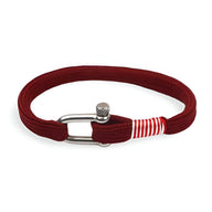 Bracelet cordon bordeaux avec mousqueton argenté et détail rayé rouge et blanc.