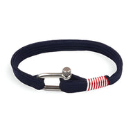 Bracelet cordon bleu marine pour homme avec fermoir mousqueton en métal argenté et détail rayé rouge et blanc.