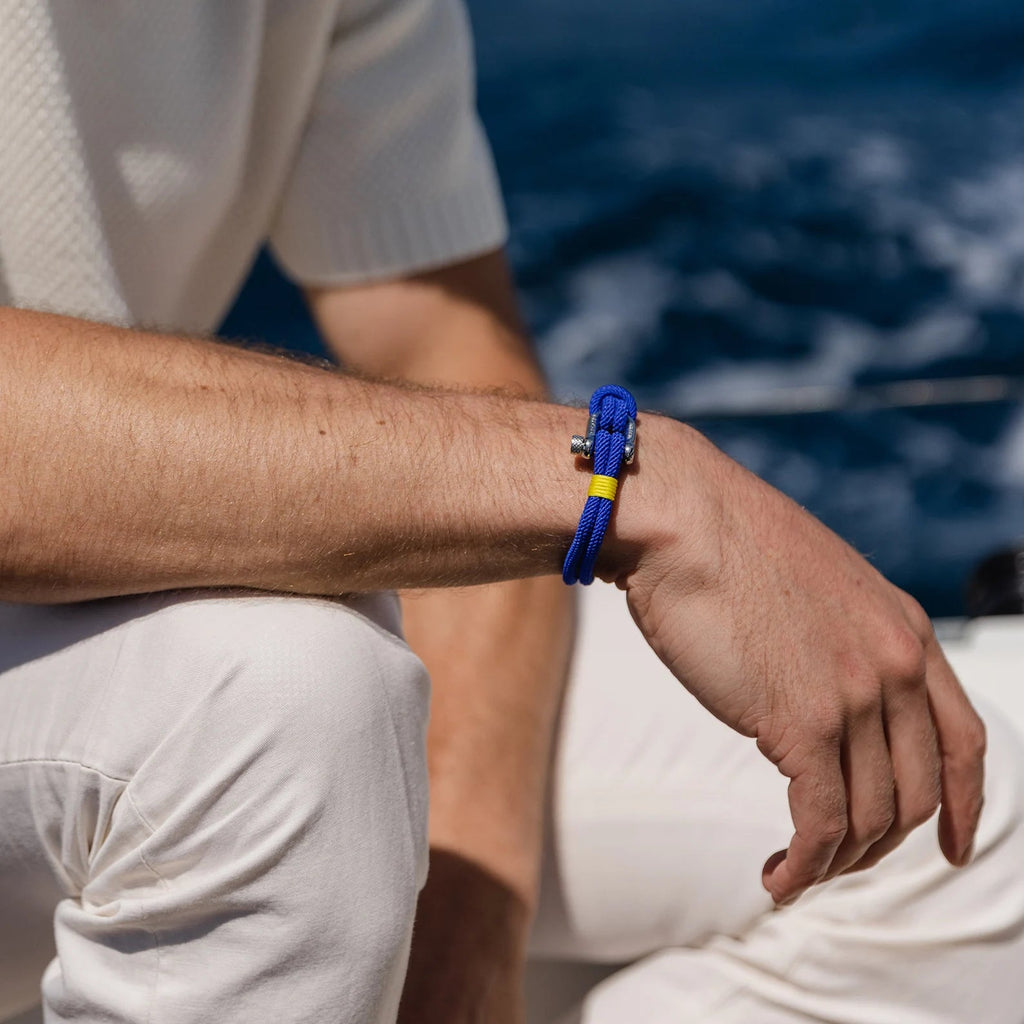 Bracelet cordon bleu homme avec mousqueton argenté, style casual et nautique.