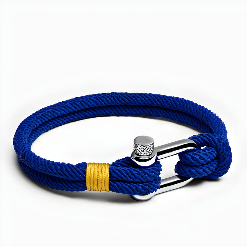 Bracelet cordon bleu pour homme avec mousqueton argenté et détail cordelette jaune.