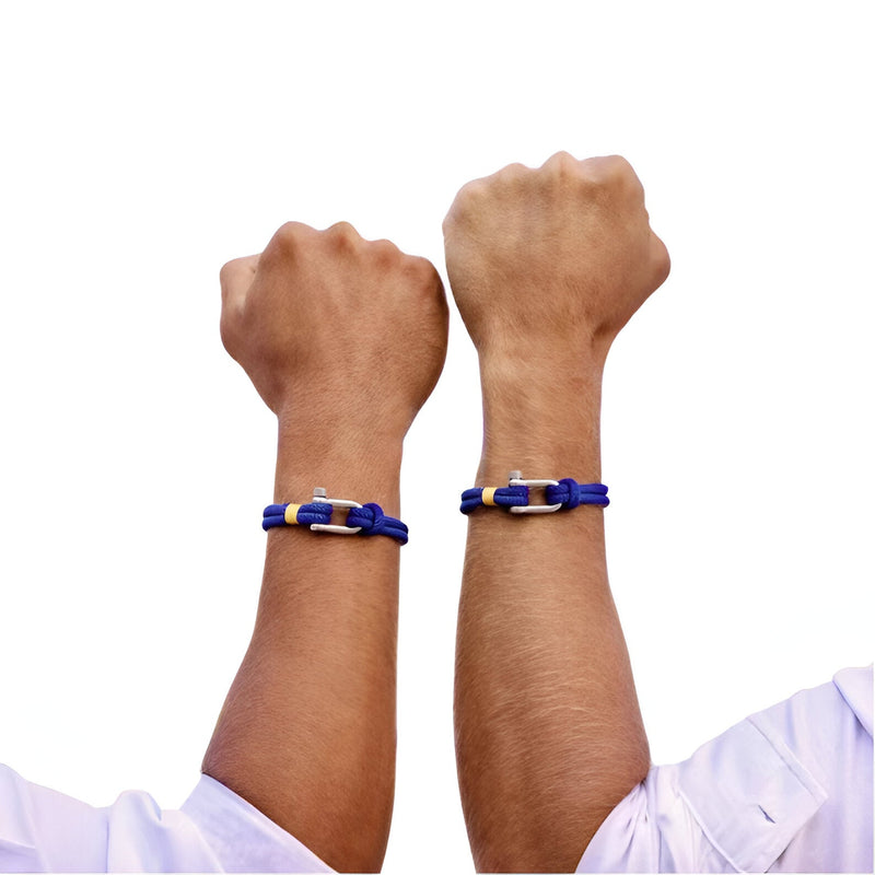 Bracelet cordon bleu avec mousqueton argenté porté au poignet homme, style décontracté.