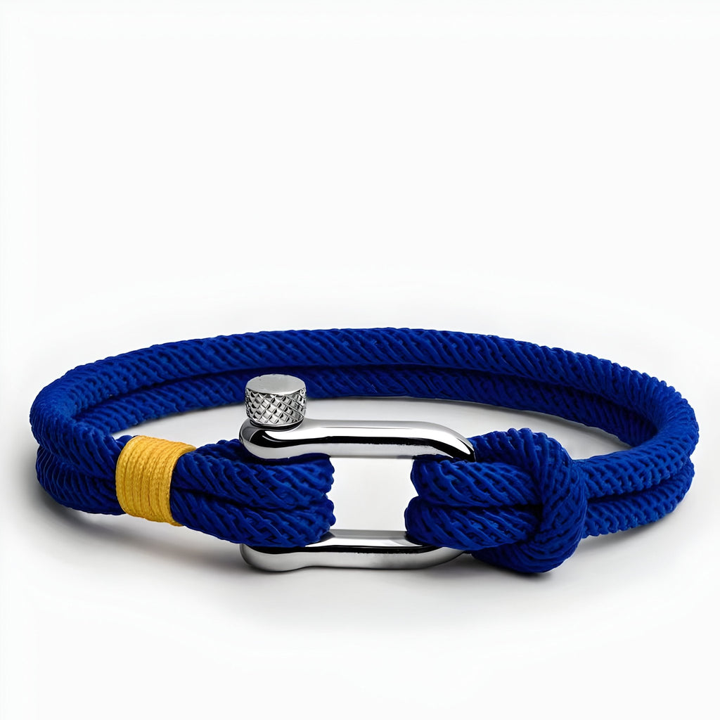 Bracelet cordon bleu avec fermoir mousqueton argenté et détail jaune contrastant.