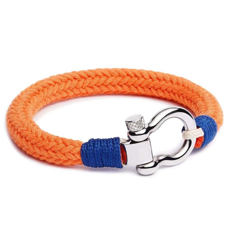 Bracelet cordon orange tressé avec fermoir mousqueton arrondi en métal argenté et détails bleus.