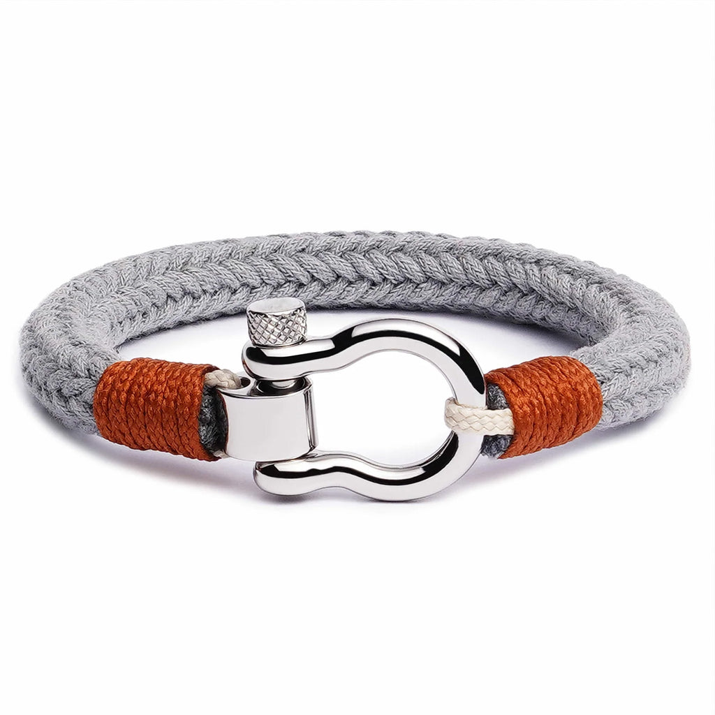Bracelet cordon gris avec fermoir mousqueton arrondi en métal argenté et détails orange tressés.
