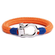 Bracelet cordon tressé orange avec fermoir mousqueton arrondi en métal argenté et détails bleus.