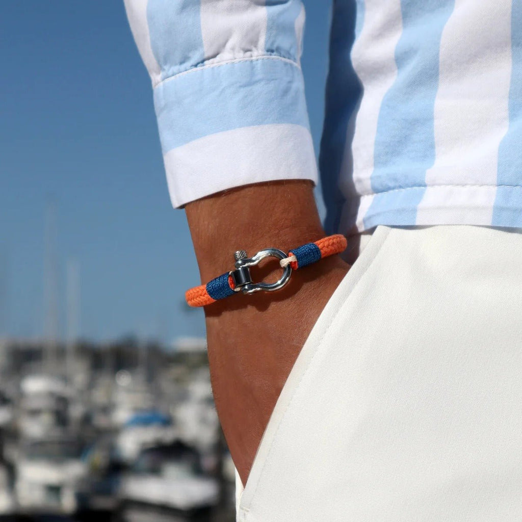 Bracelet cordon orange avec mousqueton arrondi en métal argenté, style masculin et moderne.