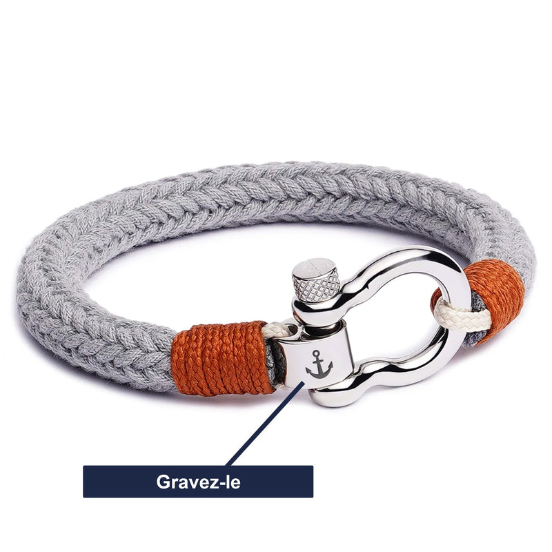 Bracelet cordon gris avec détails orange et mousqueton argenté arrondi gravé d'une ancre.