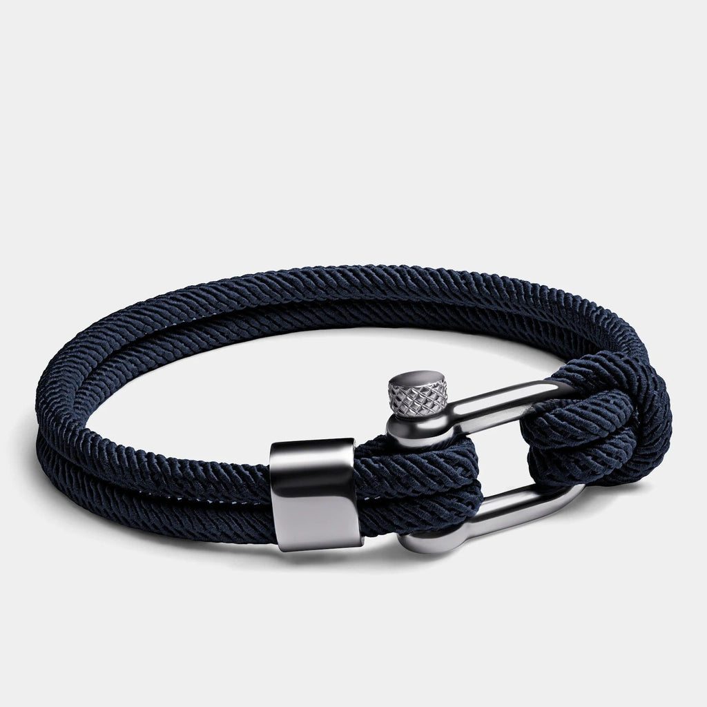 Bracelet cordon bleu marine pour homme avec mousqueton et détails argentés, modèle Charles.