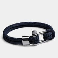Bracelet cordon bleu marine pour homme avec mousqueton et détails argentés, modèle Charles.