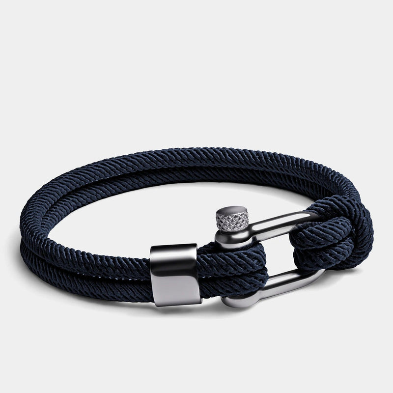 Bracelet cordon bleu marine pour homme avec mousqueton et détails argentés, modèle Charles.