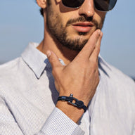 Bracelet cordon bleu marine pour homme avec mousqueton et détails argentés élégants.