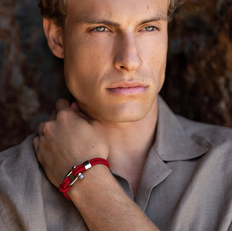 Bracelet cordon rouge pour homme avec mousqueton et détails argentés modèle Charles.