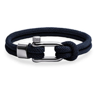 Bracelet cordon bleu marine pour homme avec fermoir mousqueton argenté et nœud décoratif.