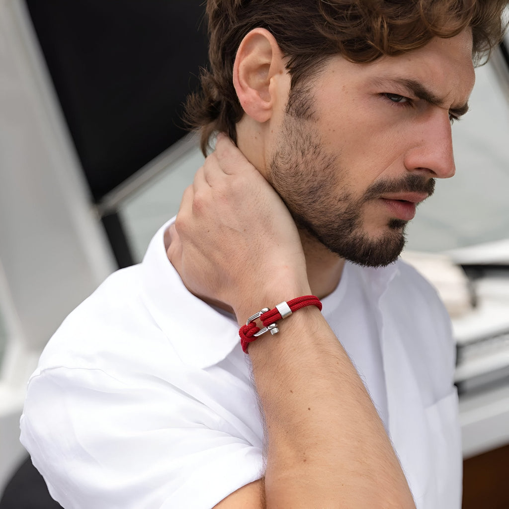 Bracelet cordon rouge pour homme avec mousqueton et détails argentés, style moderne.