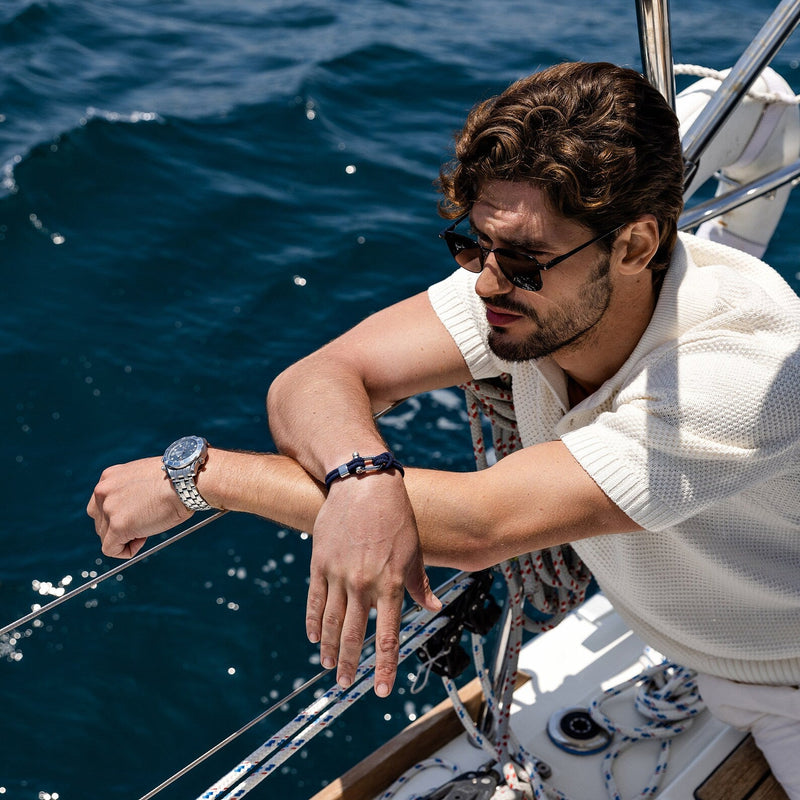Bracelet cordon bleu marine pour homme avec mousqueton et détails argentés, style nautique.
