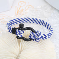 Bracelet cordon bleu et blanc pour homme avec mousqueton noir et fermeture à vis.