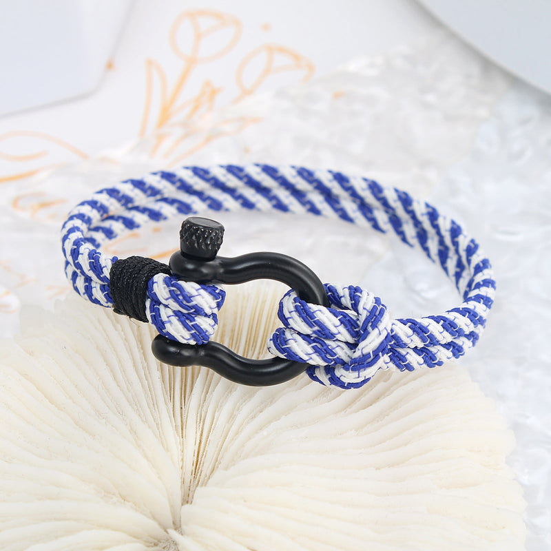 Bracelet cordon bleu et blanc pour homme avec mousqueton noir et fermeture à vis.