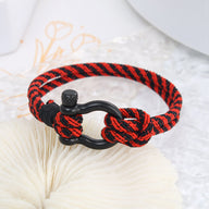 Bracelet homme cordon rouge et noir avec mousqueton noir et nœud marin.