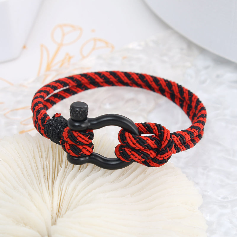 Bracelet homme cordon rouge et noir avec mousqueton noir et nœud marin.