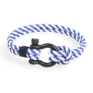 Bracelet cordon bleu et blanc pour homme avec mousqueton noir, style nautique élégant.