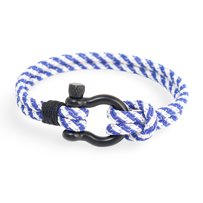 Bracelet cordon bleu et blanc pour homme avec mousqueton noir, style nautique élégant.