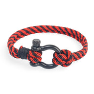 Bracelet cordon rouge et noir avec mousqueton en acier noir mat, style nautique.