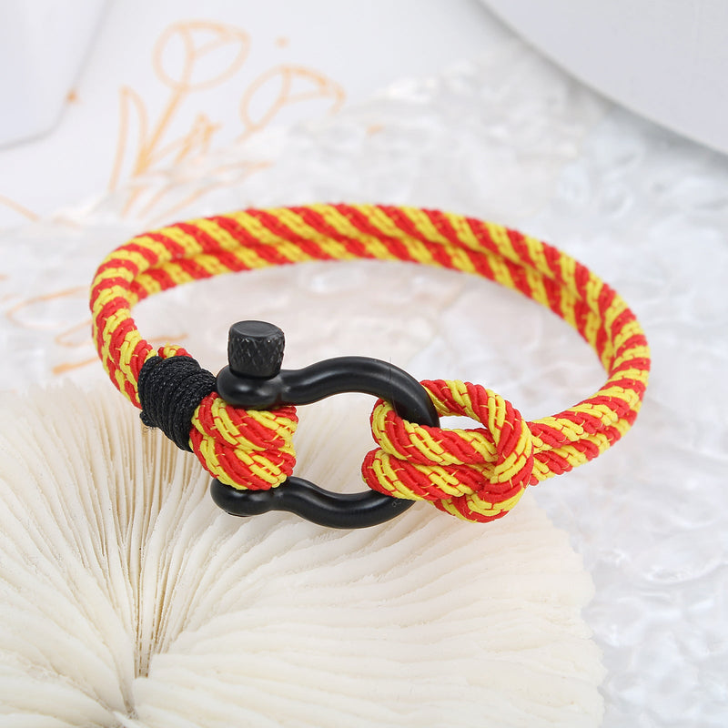 Bracelet cordon rouge et jaune avec fermoir mousqueton noir, style nautique, modèle Mathew.