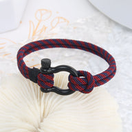 Bracelet cordon rouge et noir avec mousqueton noir mat, modèle Mathew pour homme.