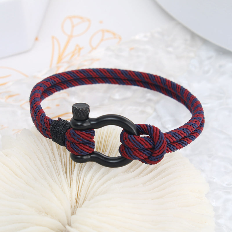 Bracelet cordon rouge et noir avec mousqueton noir mat, modèle Mathew pour homme.